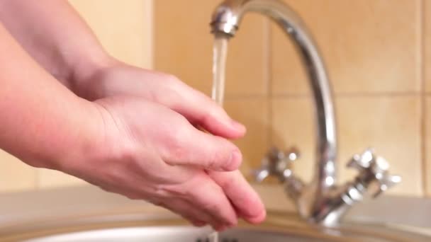 Lavez-vous les mains avec de l'eau tiède et du savon après une promenade, empêchant les germes ou les virus de passer à travers les mains sales. Prévention et protection de la santé et de la vie . — Video