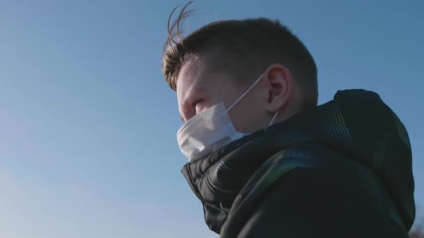 Een man met een beschermend masker op straat. Preventie en bescherming van de gezondheid en de veiligheid van het leven. — Stockvideo