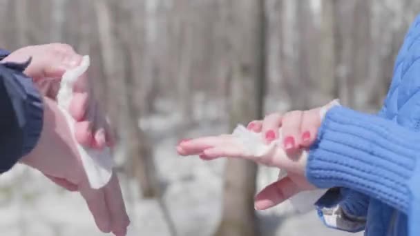 Mensen vegen hun handen af met een antibacteriële veeg op straat en schudden dan handen. Preventie en bescherming van de gezondheid en de veiligheid van het leven. — Stockvideo