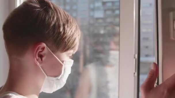 El colegial con una máscara protectora está en el hospital. Prevención y protección de la salud y la seguridad de la vida . — Vídeos de Stock