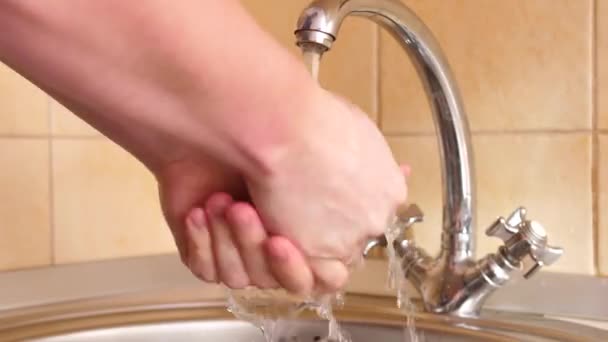 Lavati le mani con acqua tiepida e sapone dopo una passeggiata, evitando che germi o virus passino attraverso mani sporche. Prevenzione e protezione della salute e della sicurezza della vita . — Video Stock