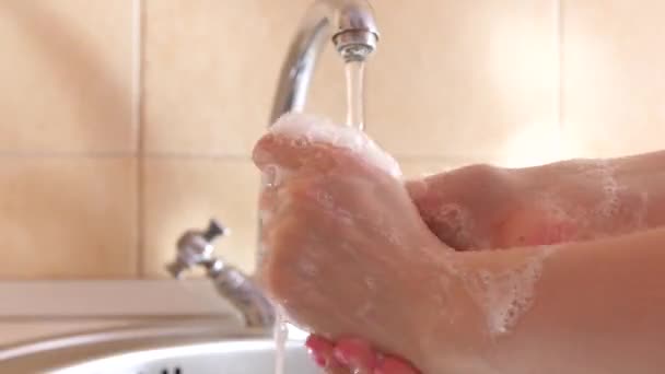 Lavati le mani con acqua tiepida e sapone dopo una passeggiata, evitando che germi o virus passino attraverso mani sporche. Prevenzione e protezione della salute e della sicurezza della vita . — Video Stock