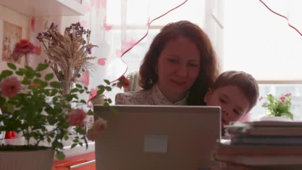 Удаленная работа дома в присутствии маленького ребенка. Работа онлайн. Самоизоляция — стоковое видео