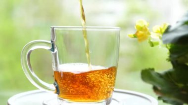 Çayı üzümlü, limonlu, nane şekerli, ahududulu bardakla dolduruyorum. Çay partisi açık havada.