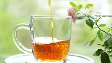Çayı üzümlü, limonlu, nane şekerli, ahududulu bardakla dolduruyorum. Çay partisi açık havada.