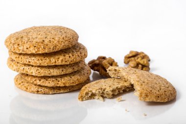 Beyaz bir arka plan üzerinde ceviz kurabiye.