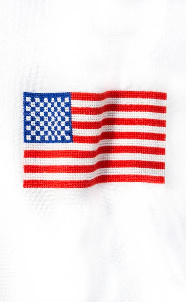 Oss flagga broderad på vit tyg. — Stockfoto