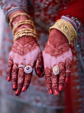 Eller veya eller için popüler Mehndi tasarımlar Mehandi Hint gelenekleri ile boyalı
