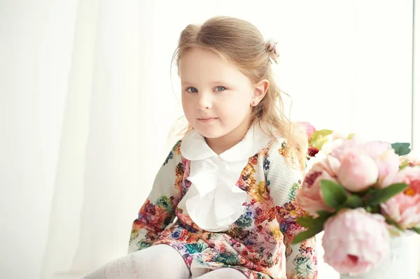 Маленька дівчинка в барвистій сукні з квітами Стокова Картинка