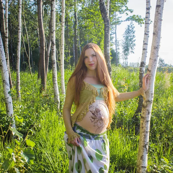 Embarazadas, madre, bosque, flores — Foto de Stock