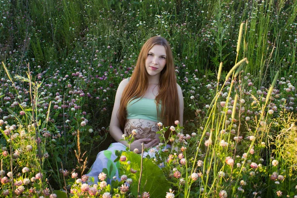 hamile, anne, orman, çiçekler