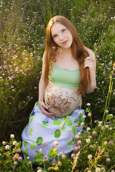 Embarazadas, madre, bosque, flores —  Fotos de Stock