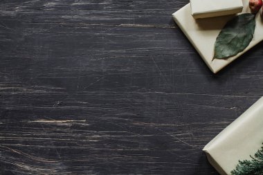 Ahşap masa, düz üzerinde rustik sarma hediyelerle yatıyordu