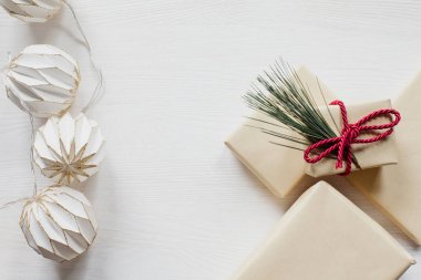 Hediye ile beyaz ve altın fener