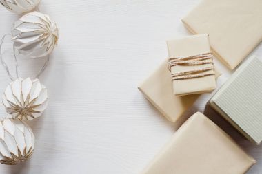 Doğal kutuları fenerler beyaz, ahşap tablo ile sarılmış