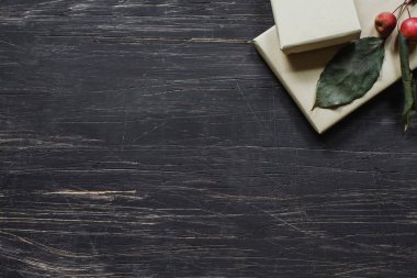 Hediye kutuları siyah, ahşap tablo, üstten görünüm