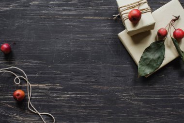 Noel hediyesi ile elma ve şerit üzerinde rustik masa