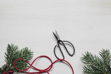 Yeşil çam makas ve burgundy şerit ahşap masa ile