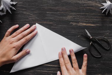 Origami Noel ağacı yapma. Adım adım, öğretici ile eller