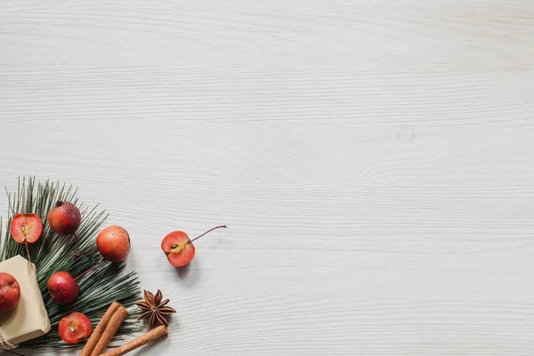 Kleine Äpfel, Anis und Weihnachtsgeschenk auf weißem Holztisch — Stockfoto