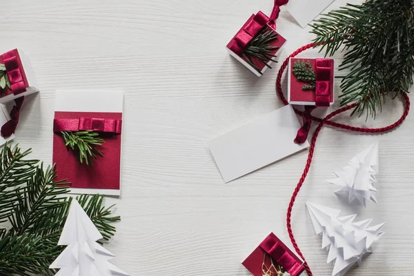 Noel hediyeleri ile etiket ve beyaz woode üzerinde yeşil dekorasyonlar