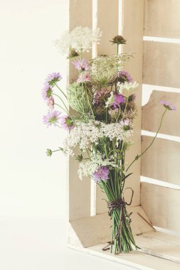 Güzel alan çiçek bir buket beyaz kutu içinde