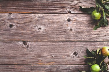 Rustik, ahşap arka plan üzerinde elma