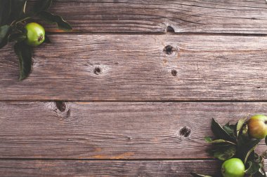 Ahşap arka plan köşesinde yaprakları ile elma