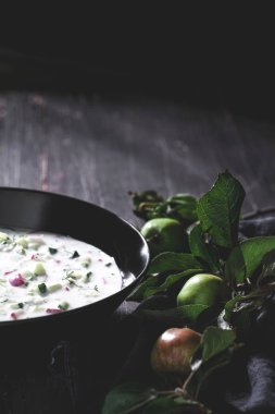 Vejetaryen sarımsak krem çorbası yanında elma ile soğuk yenen