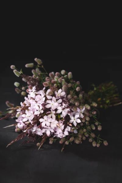 Bukett från Rosa vilda blommor på svart bakgrund — Stockfoto