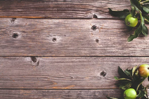 Rustik, ahşap arka plan üzerinde elma