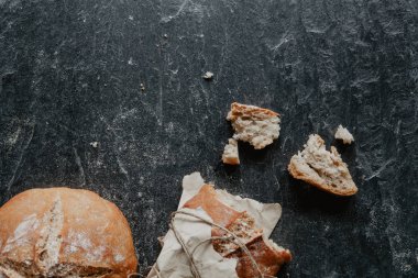 Kağıt üzerinde siyah st dibinde ambalaj ile taze pişmiş ekmek