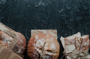 Ev yapımı somun ekmek taş arka plan altındaki