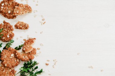 Gluten ücretsiz yulaf kurabiye beyaz bir tablo üzerinde yeşil Şimşir 