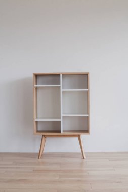 Beyaz arka plan üzerinde İskandinav komodin 