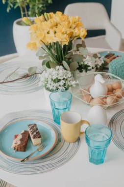 Pastel tablo ayarını sarı bardak, nergis ve yumurta, vertic ile