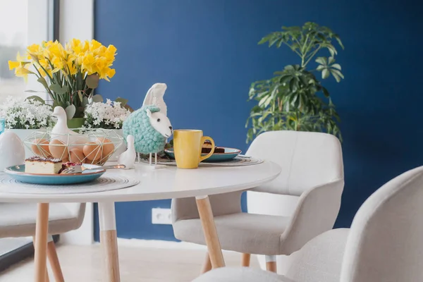 Bahar çiçekleri ve turquoi beyaz tablo Easter dekorasyon