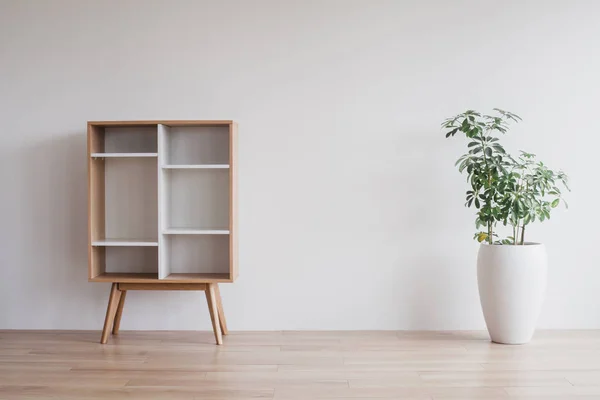 Pot ile çiçekli beyaz arka plan üzerinde Retro ahşap tuvalet