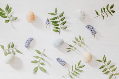 Yeşil yaprakları ve WHI üzerinde küçük renkli yumurta Paskalya desen