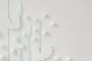 Küçük Paskalya yortusu yumurta beyaz ahşap tablo Easter mavi kurdele