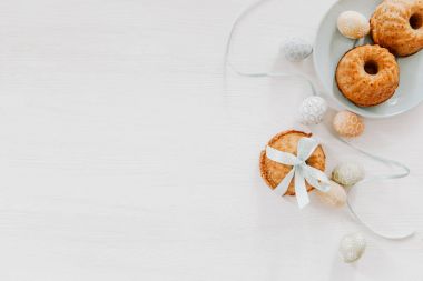 Basit, pastel dekorasyon plaka ve küçük colo kekler