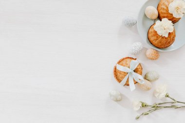 Whit üzerinde sarı Şebboylar bezemeli Paskalya ile cupcakes