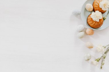 Whit üzerinde sarı Şebboylar bezemeli Paskalya ile cupcakes