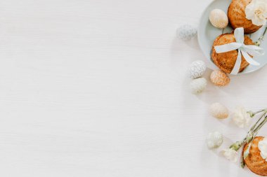 Beyaz ahşap tabl şeritte bezemeli Paskalya ile cupcakes