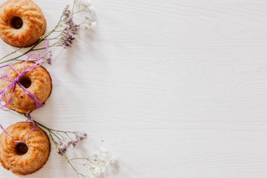 Wh kenarında şerit, beyaz ve mor çiçekler ile cupcakes