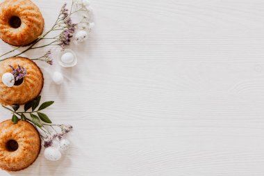 Paskalya yumurta ile cupcakes, yan beyaz ve mor çiçekler 