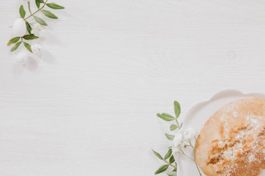 Wo üzerinde doğal Paskalya dekorasyon ahşap beyaz ve yeşil yaprakları