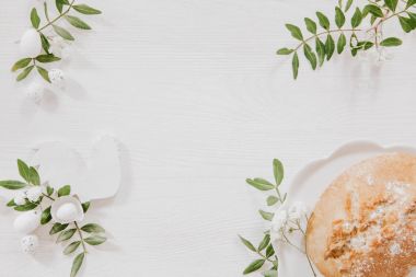 Wo üzerinde doğal Paskalya dekorasyon ahşap beyaz ve yeşil yaprakları