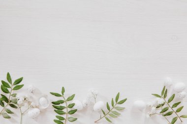 Doğal dekorasyon yeşil yaprakları, küçük beyaz yumurta ve akış