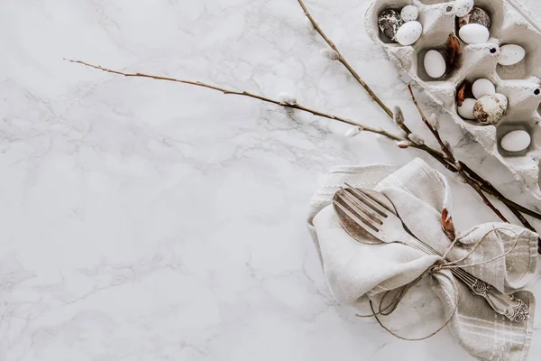 Willow ve yumurta kutusu mermer tabl üzerinde doğal Paskalya dekorasyon
